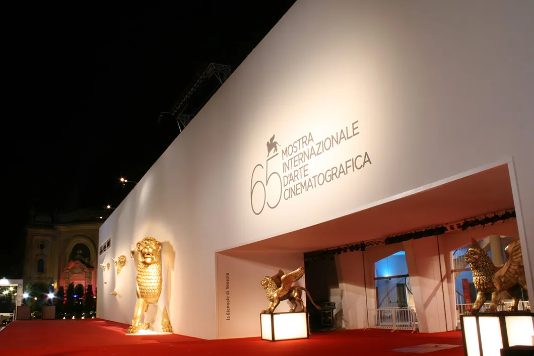 Ingresso con leoni dorati e tappeto rosso alla Mostra del Cinema di Venezia