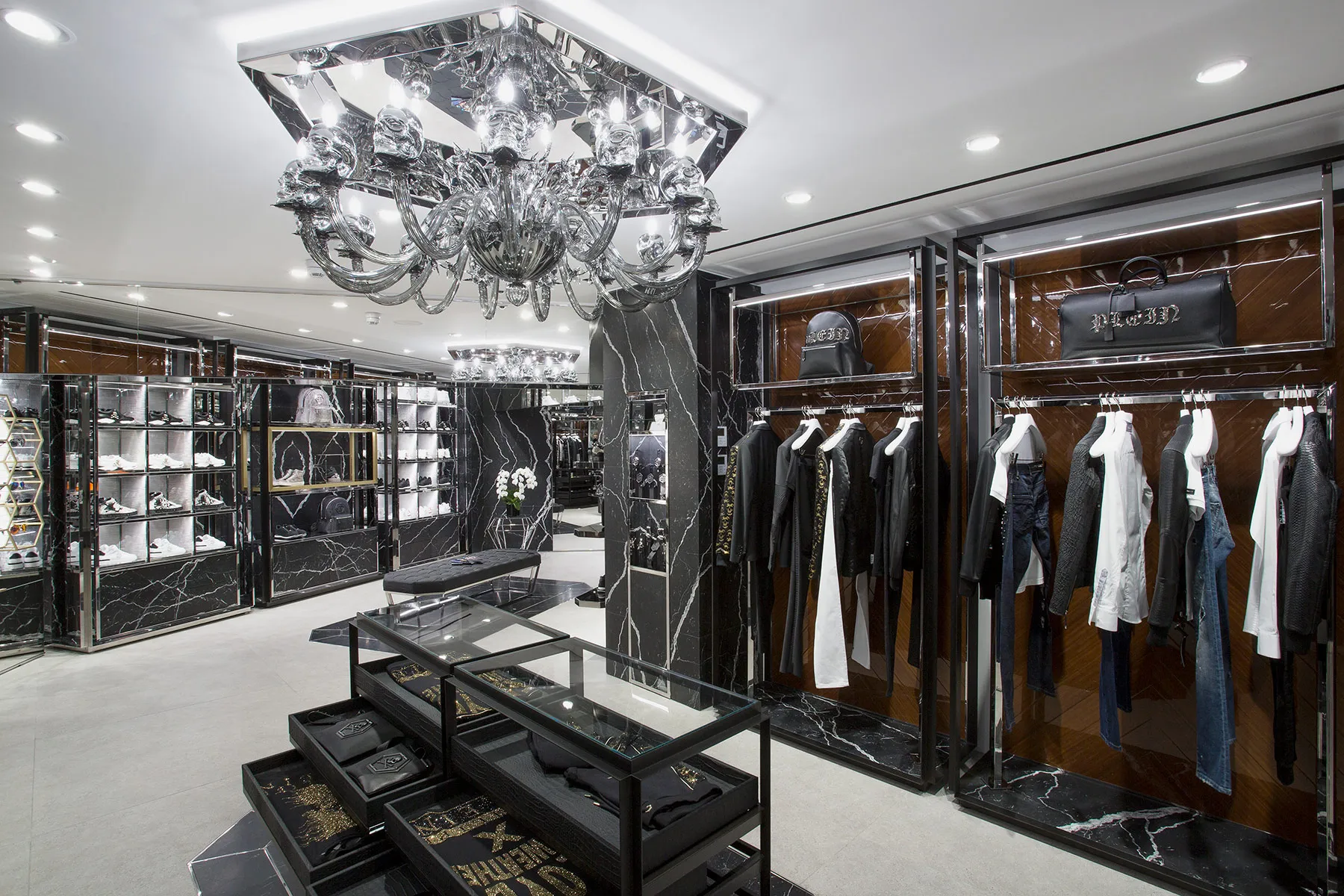 Boutique di lusso con lampadario in vetro, vetrine e arredi su misura
