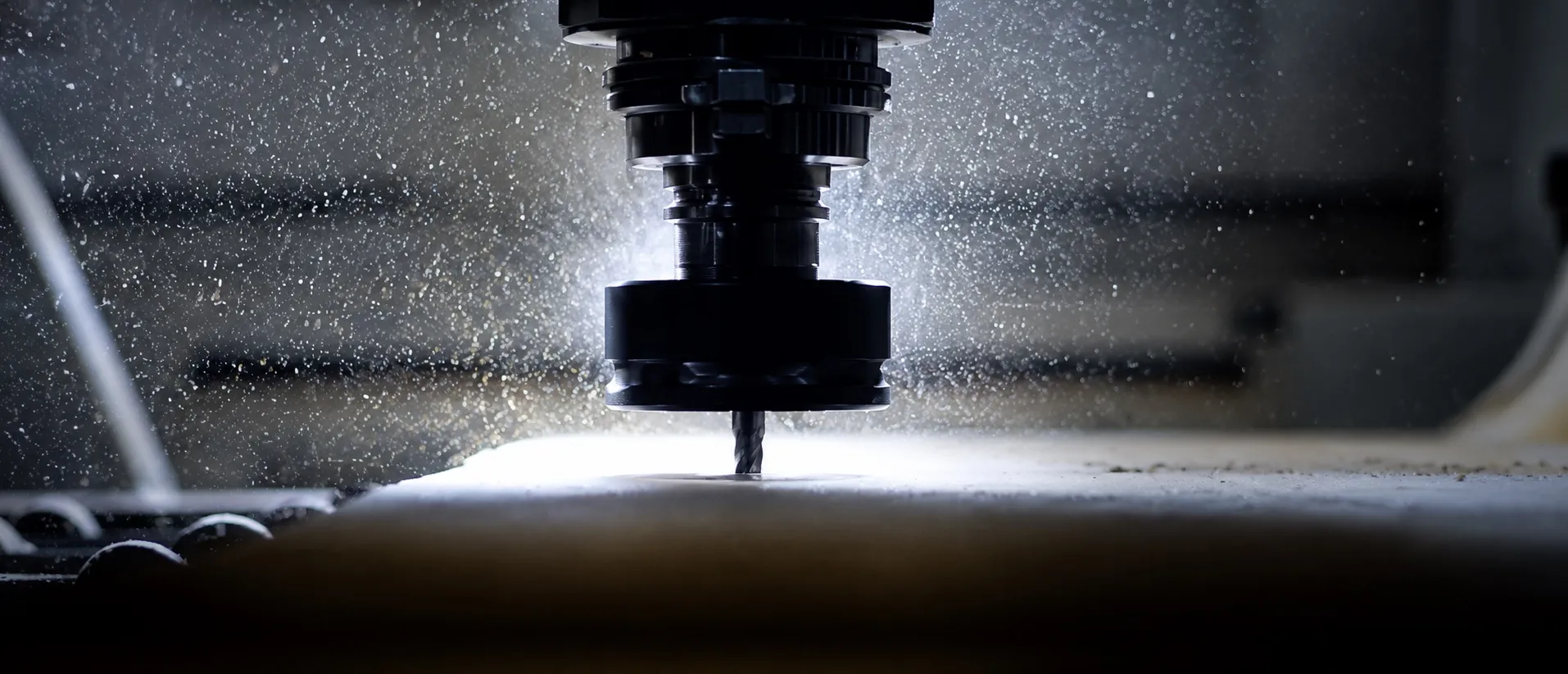 Taglio laser di precisione su un pannello nei laboratori Tosetto